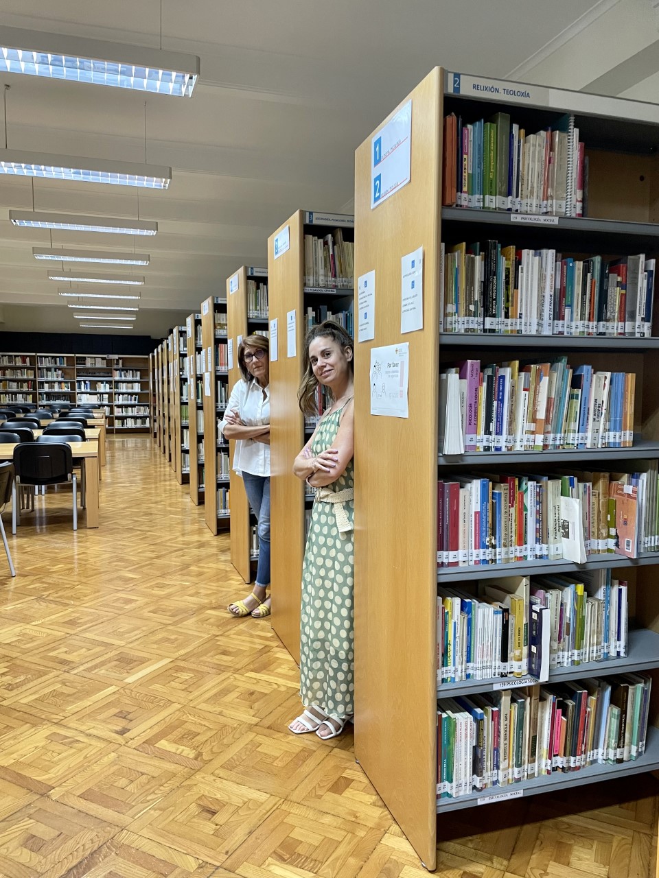Ascensión Gil Martín visita la Biblioteca de la Escuela