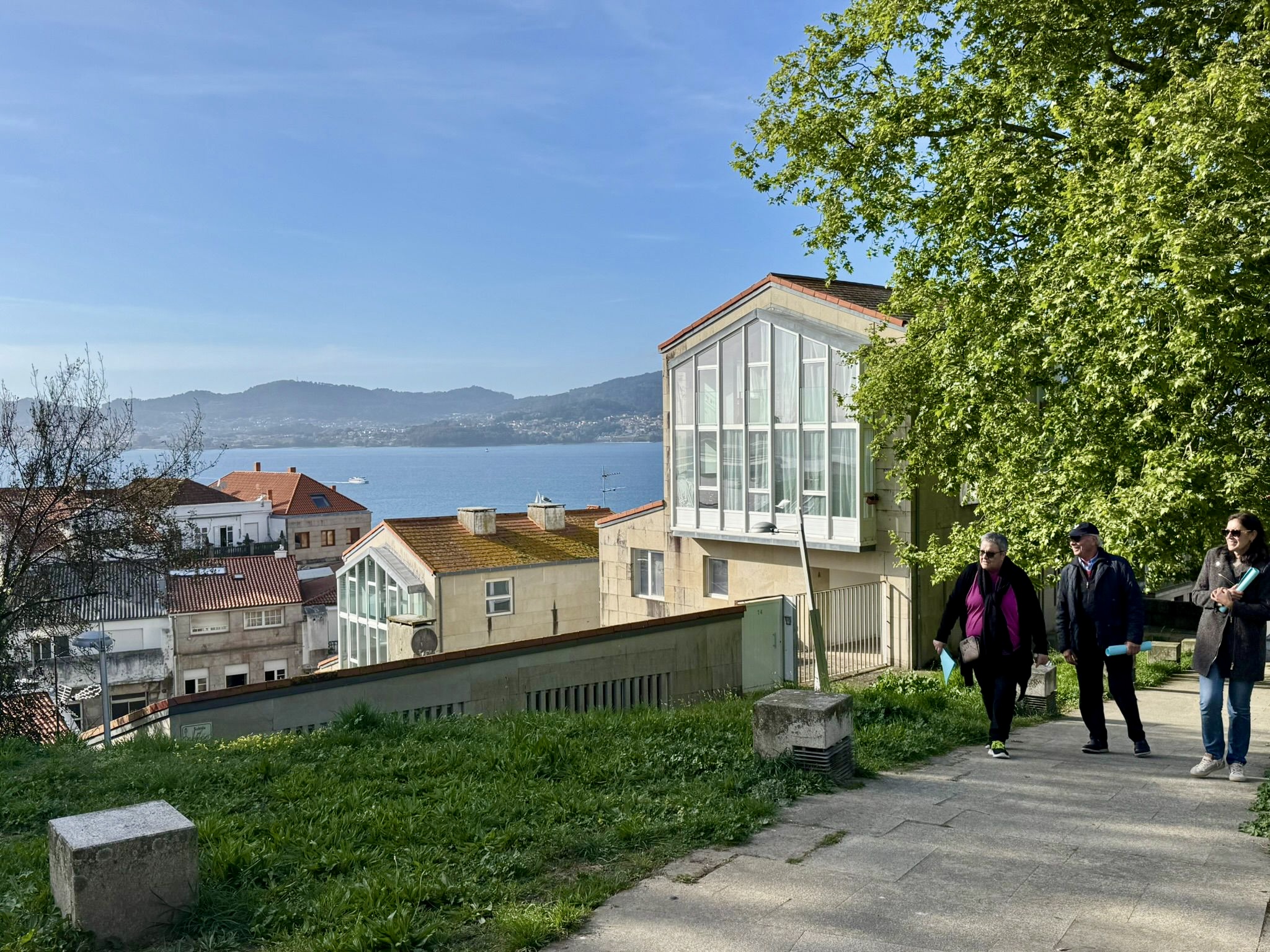 La Universitas Senioribus inaugura el seminario «Conocer Vigo» con un paseo por la historia de la ciudad